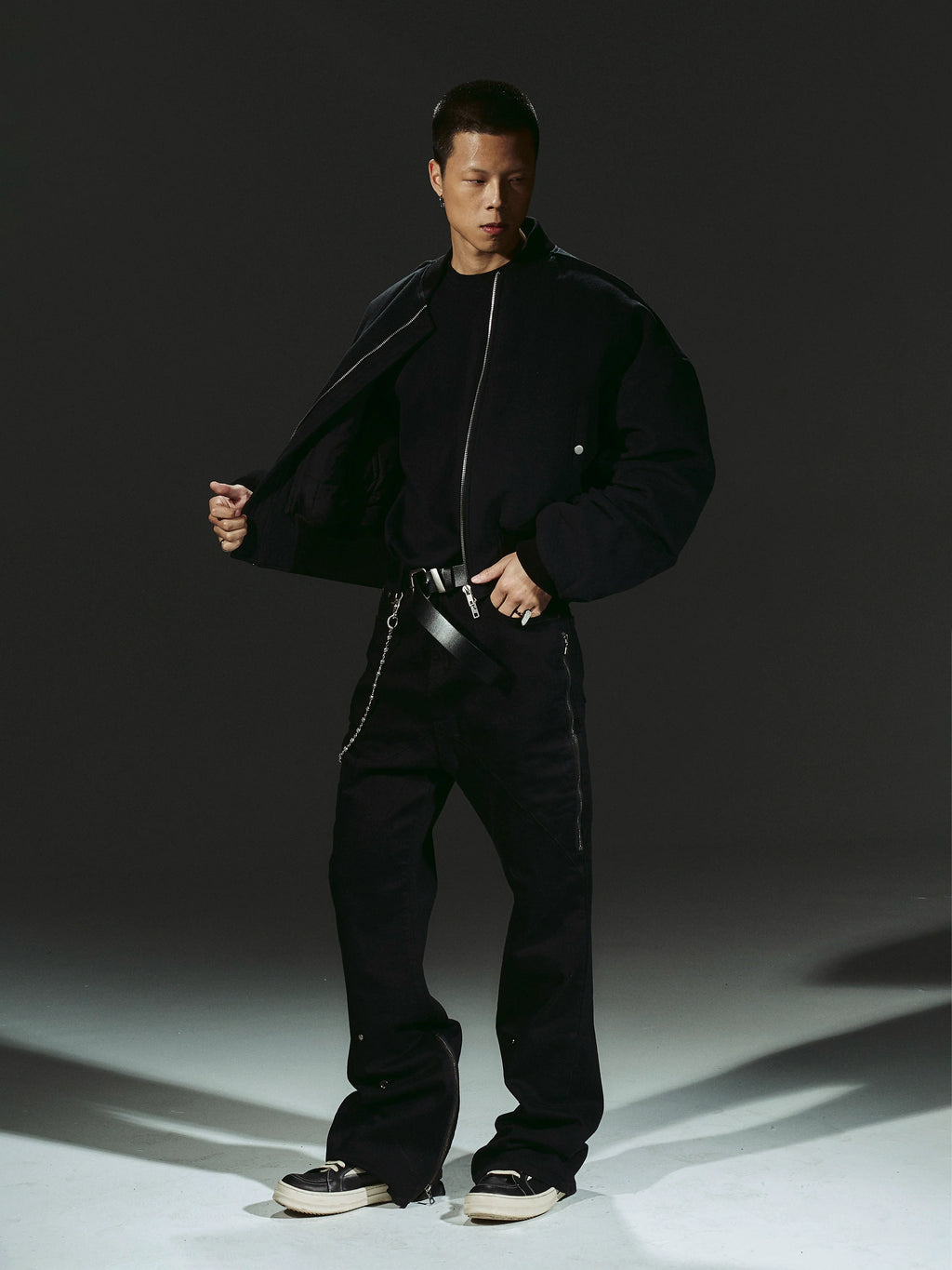 DARK PLEATED SLEEVE JACKET
