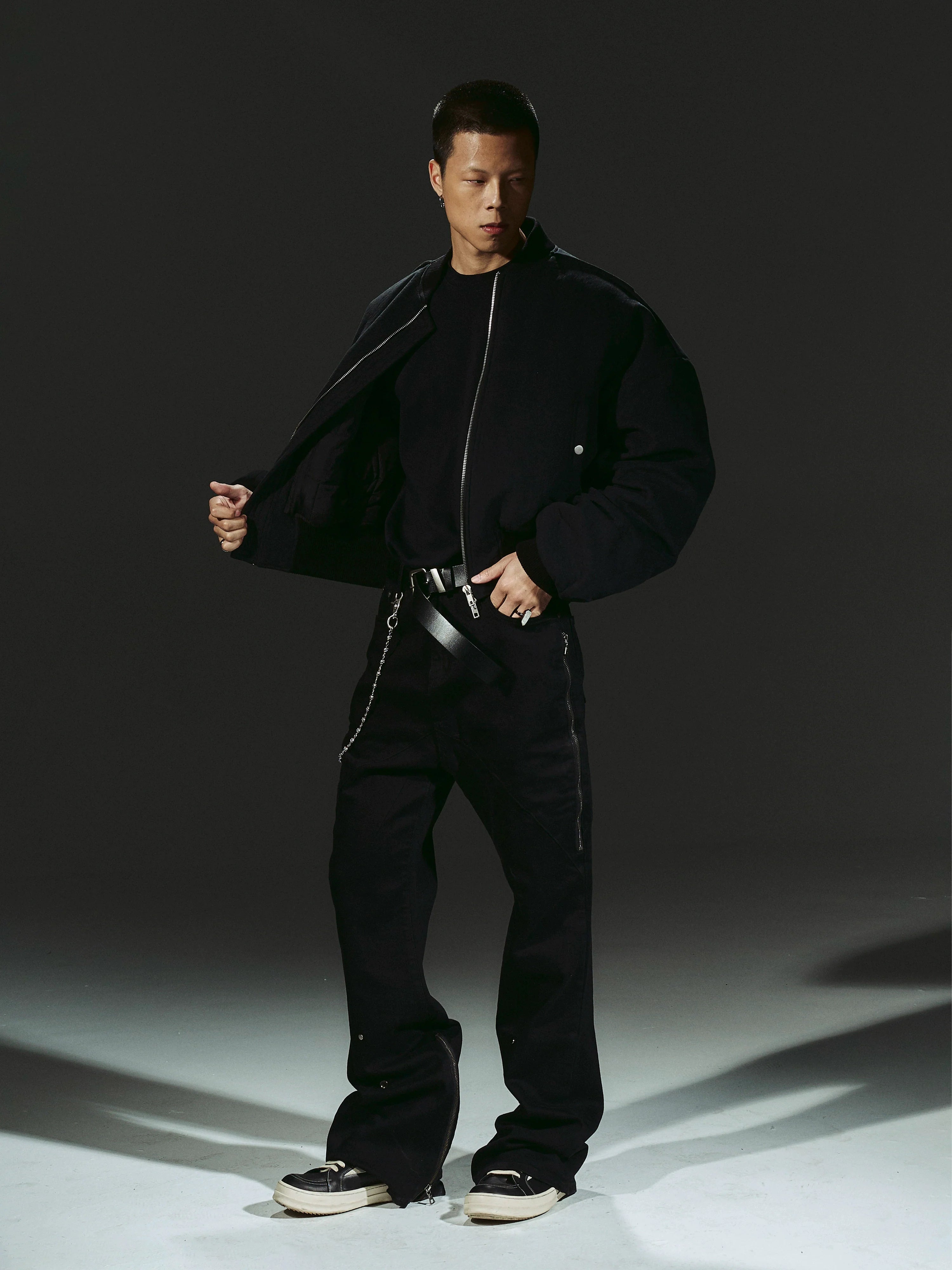 DARK PLEATED SLEEVE JACKET