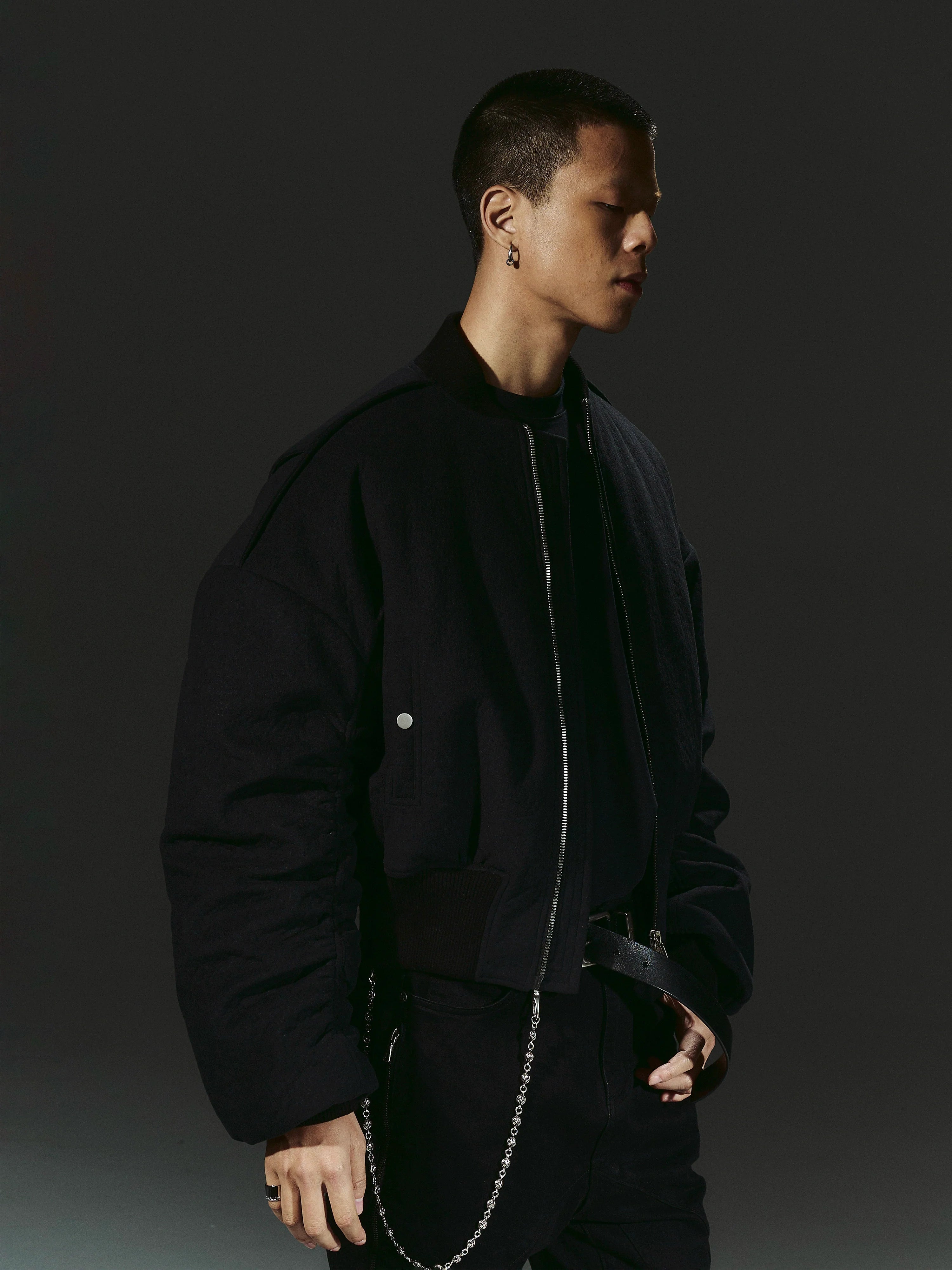 DARK PLEATED SLEEVE JACKET