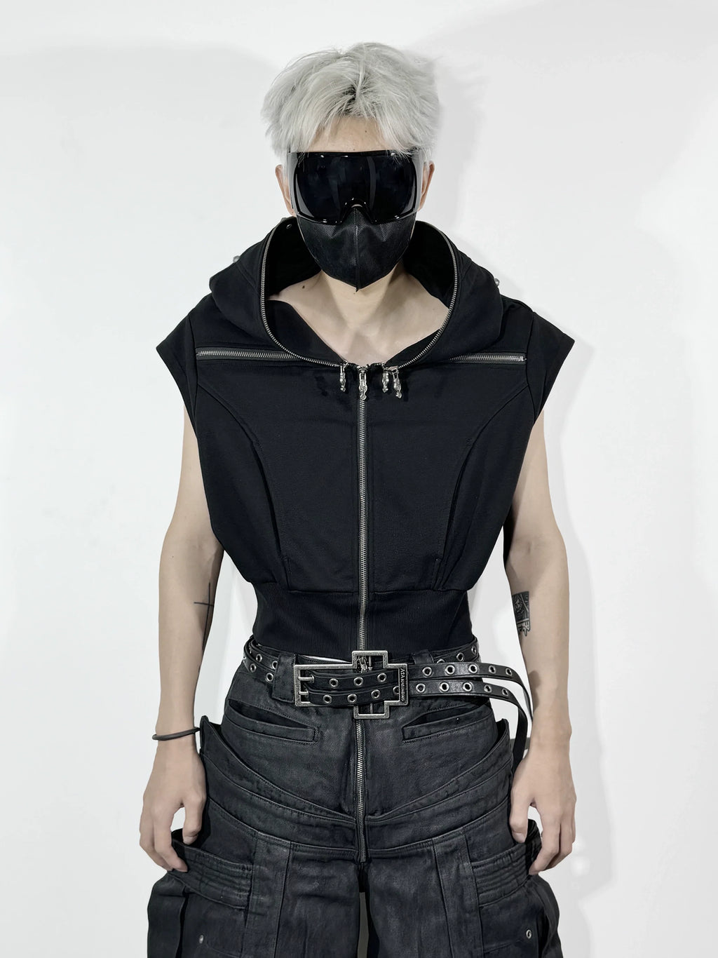 SLEEVELESS HOODED CANVAS VEST