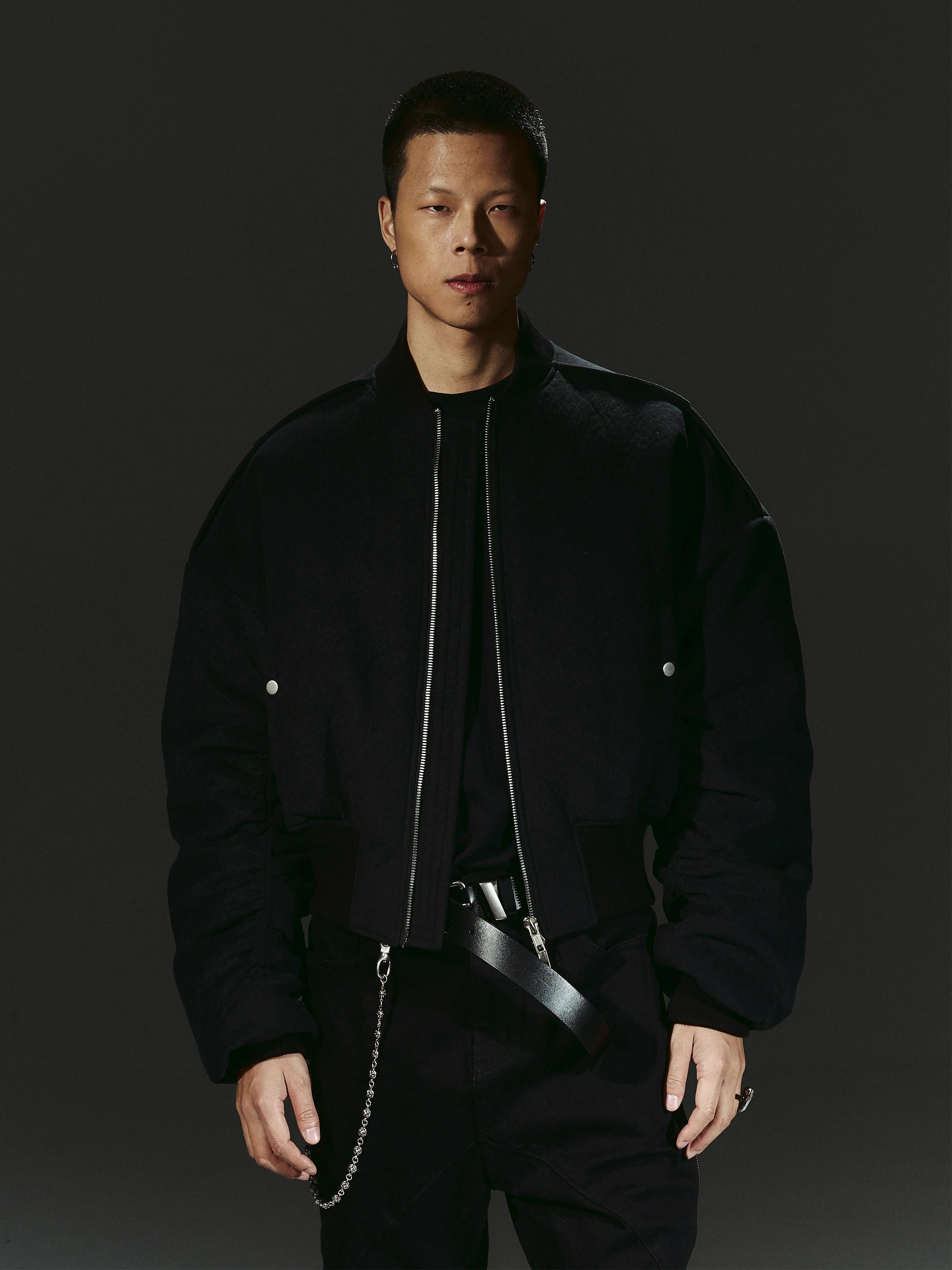 DARK PLEATED SLEEVE JACKET